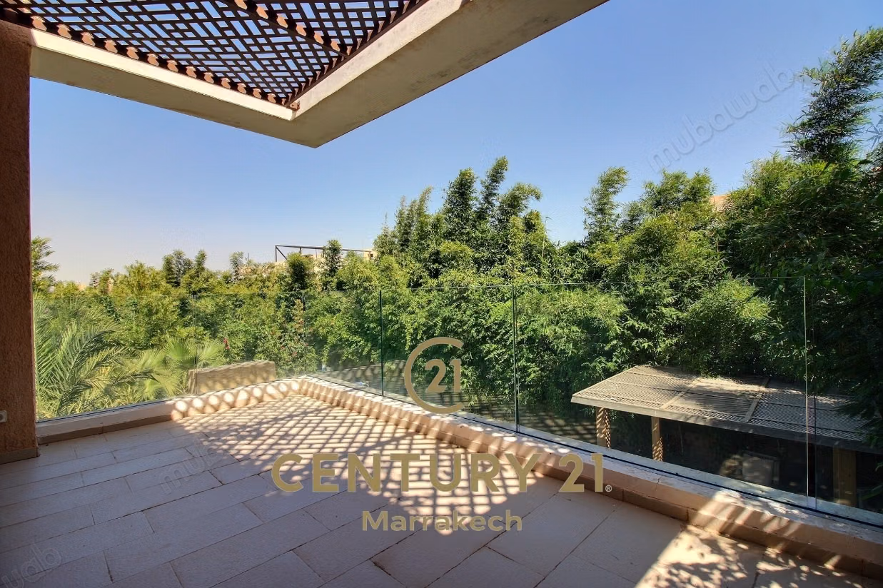 Villa with Heated Pool – 745 m² Plot