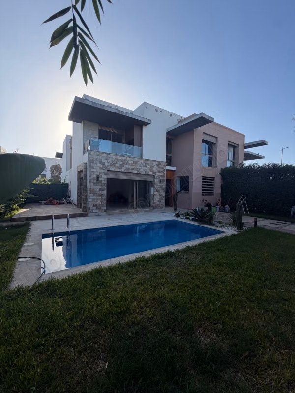 Villa de luxe à louer à Dar Bouazza. 3 chambres. Fenêtres double vitrage et chauffage central