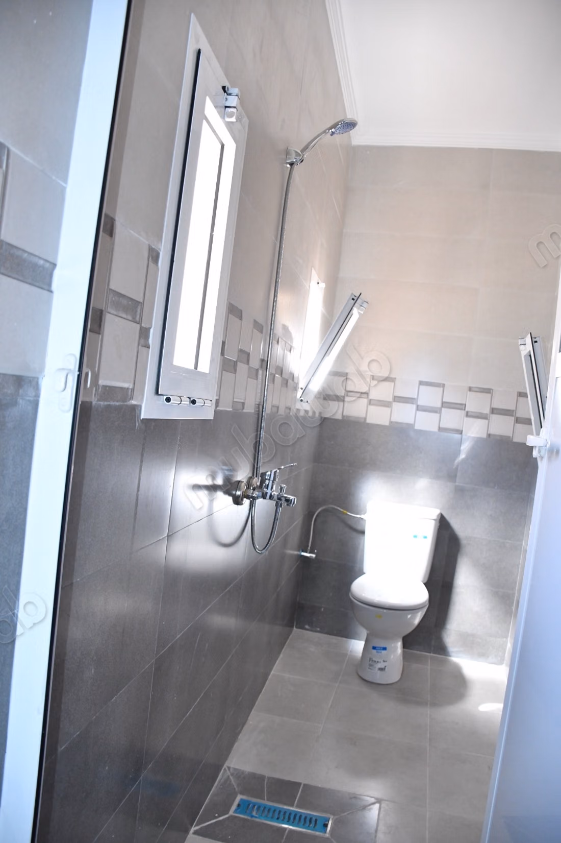 Maison à la vente à Jirrari. Superficie 345 m². Porte blindée, salon marocain