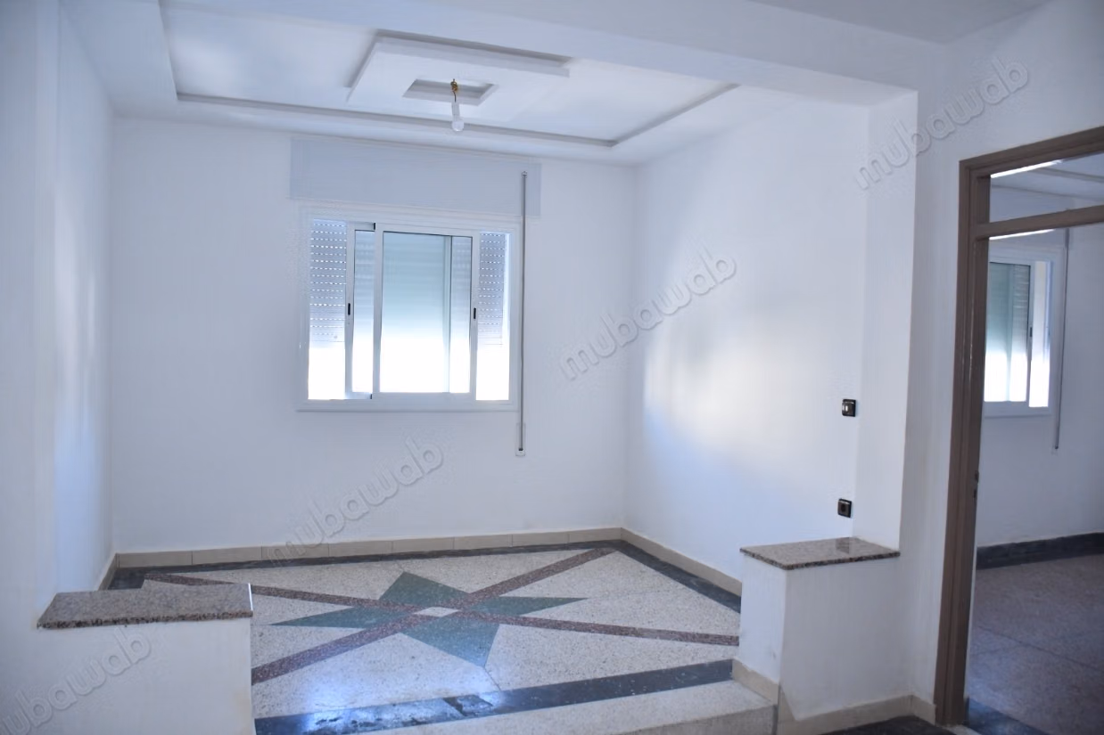 Maison à la vente à Jirrari. Superficie 345 m². Porte blindée, salon marocain