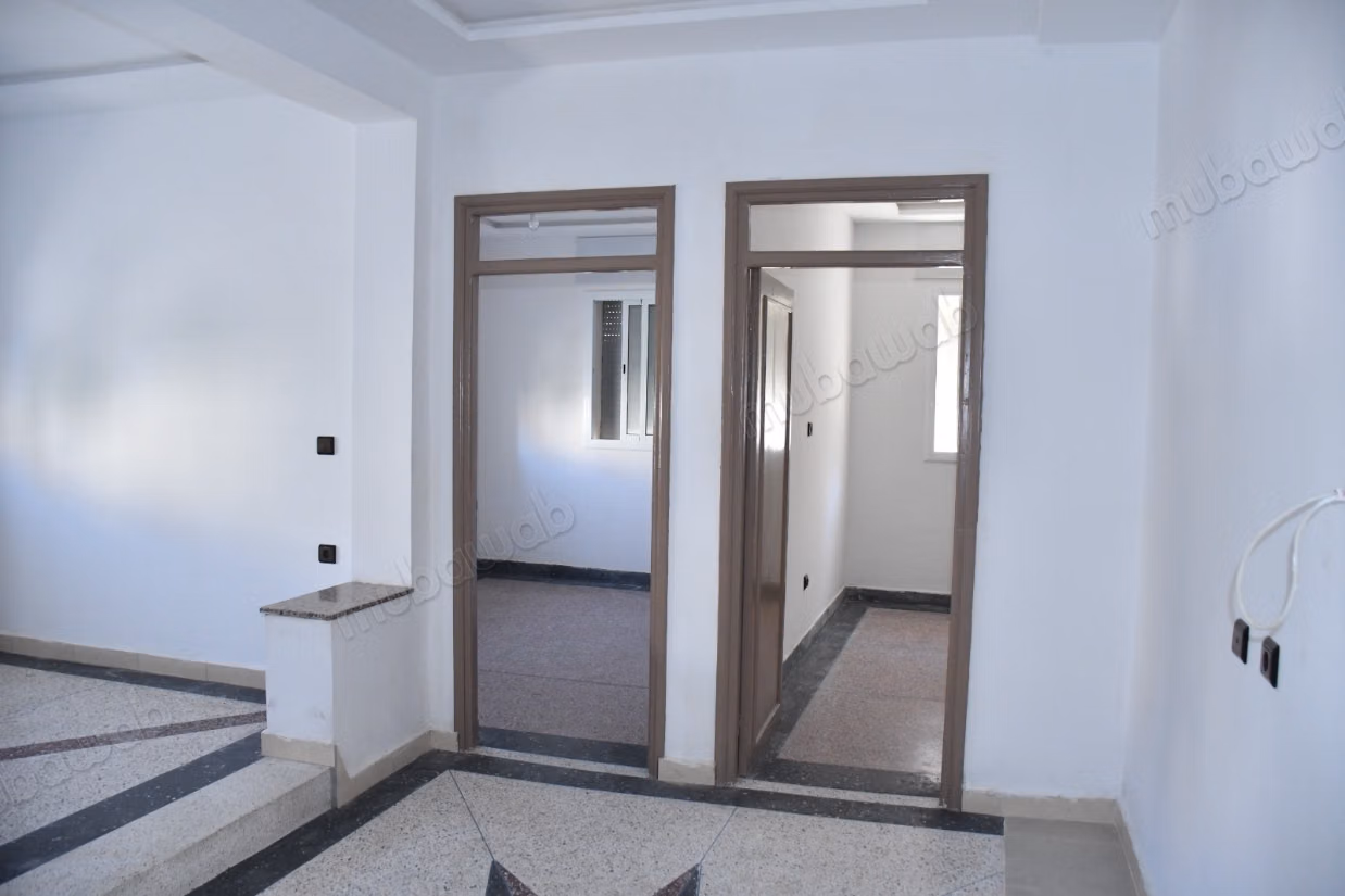 Maison à la vente à Jirrari. Superficie 345 m². Porte blindée, salon marocain