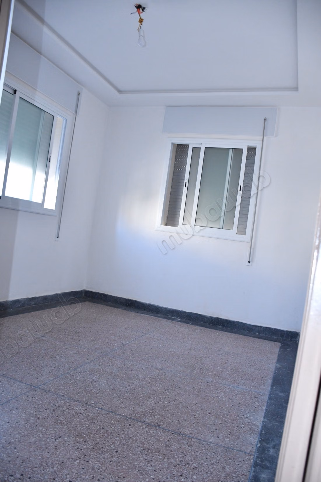 Maison à la vente à Jirrari. Superficie 345 m². Porte blindée, salon marocain