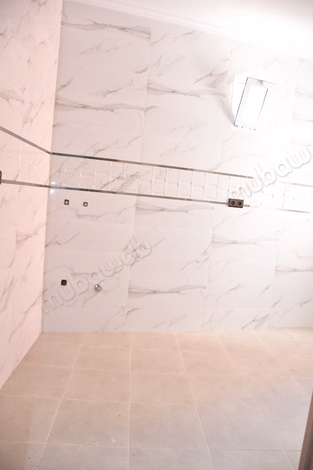 Maison à la vente à Jirrari. Superficie 345 m². Porte blindée, salon marocain
