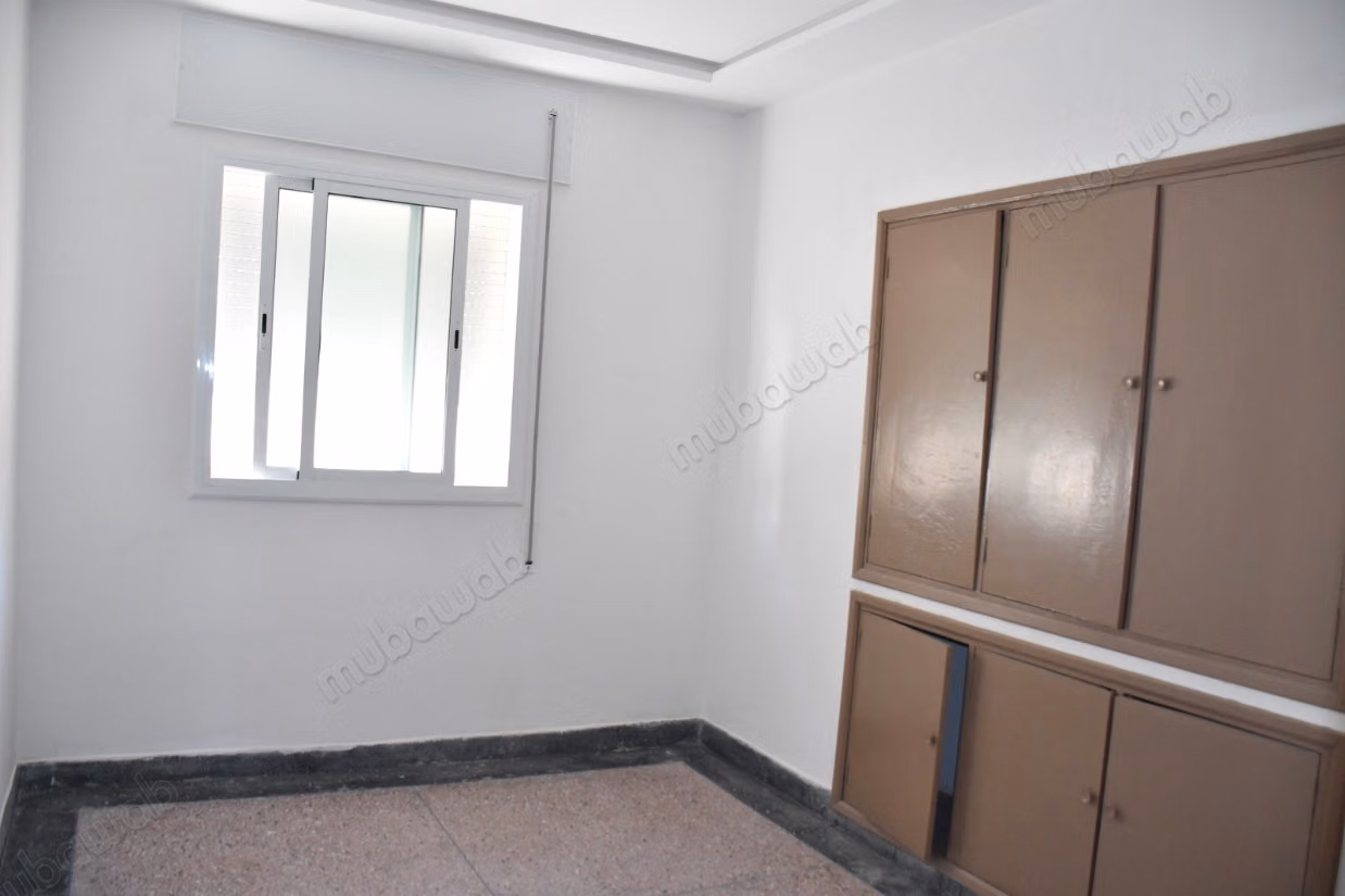 Maison à la vente à Jirrari. Superficie 345 m². Porte blindée, salon marocain