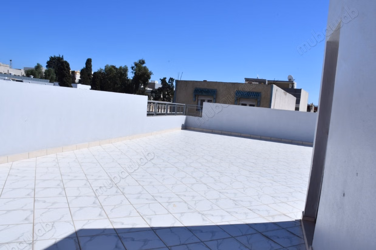 Maison à la vente à Jirrari. Superficie 345 m². Porte blindée, salon marocain