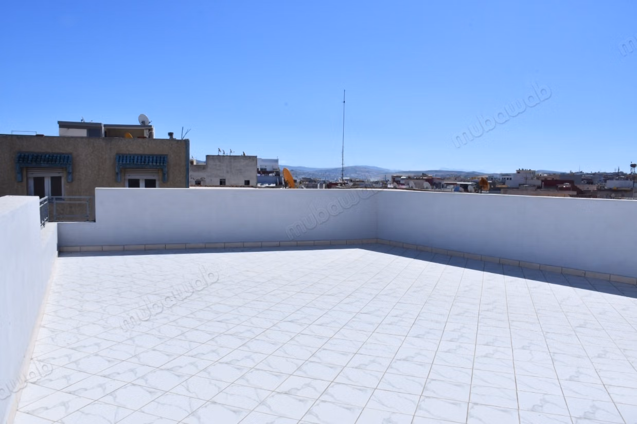Maison à la vente à Jirrari. Superficie 345 m². Porte blindée, salon marocain