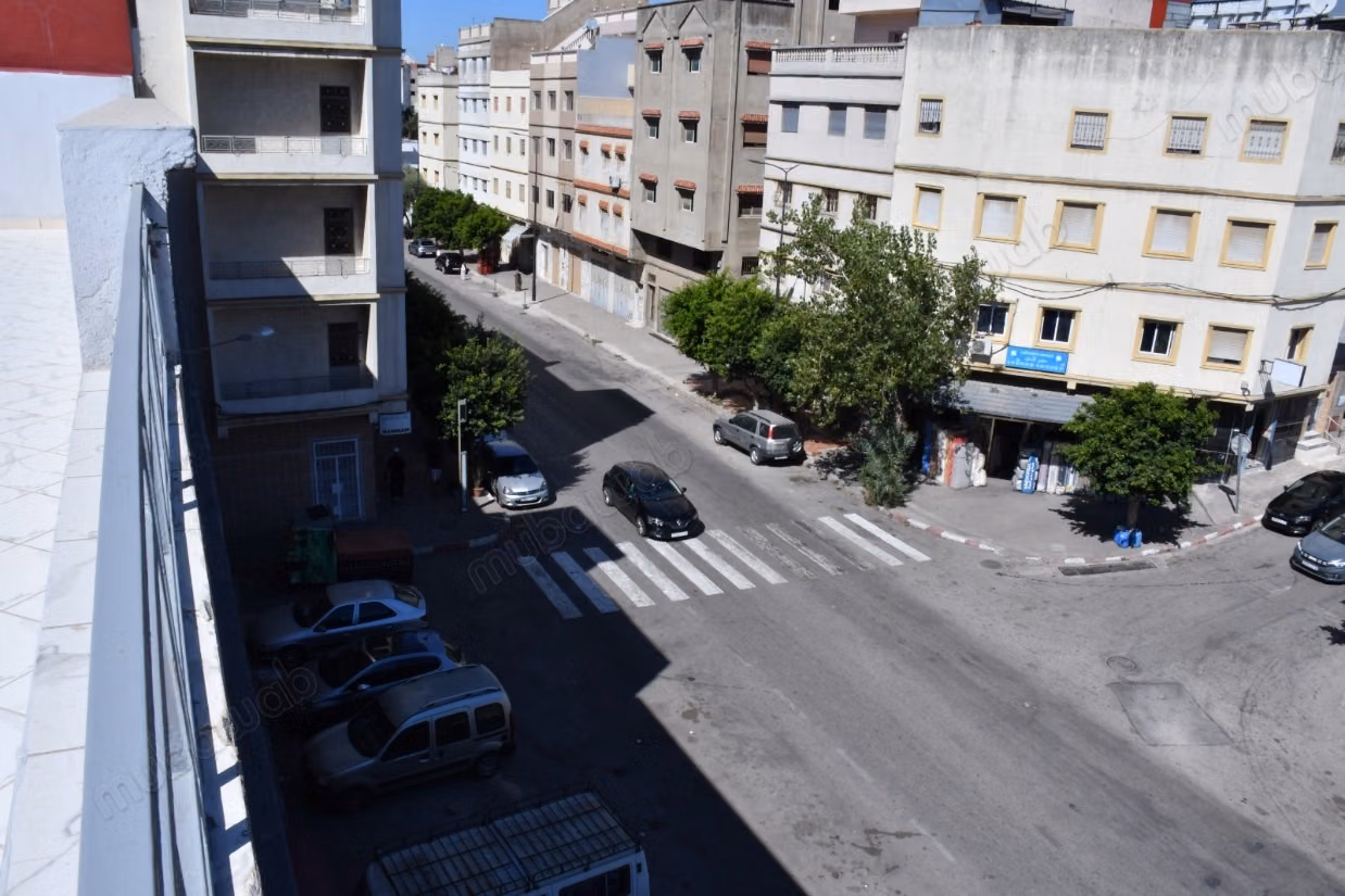 Maison à la vente à Jirrari. Superficie 345 m². Porte blindée, salon marocain
