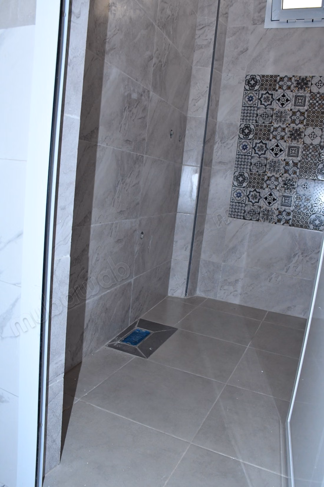 Maison à la vente à Jirrari. Superficie 345 m². Porte blindée, salon marocain