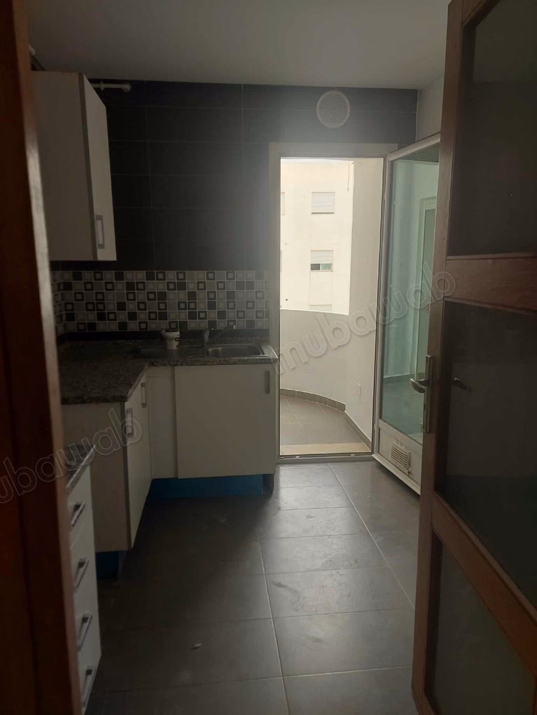 Location d'un appartement à l'aouina. Superficie 80 m². Avec ascenseur et terrasse