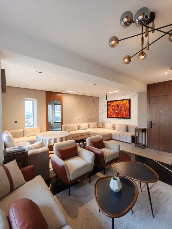 Apartamento renovado con balcón y vistas despejadas en Gauthier