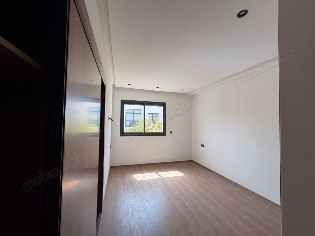 Superbe appartement à vendre à Souissi. 3 chambres. Service de concierge et climatisation