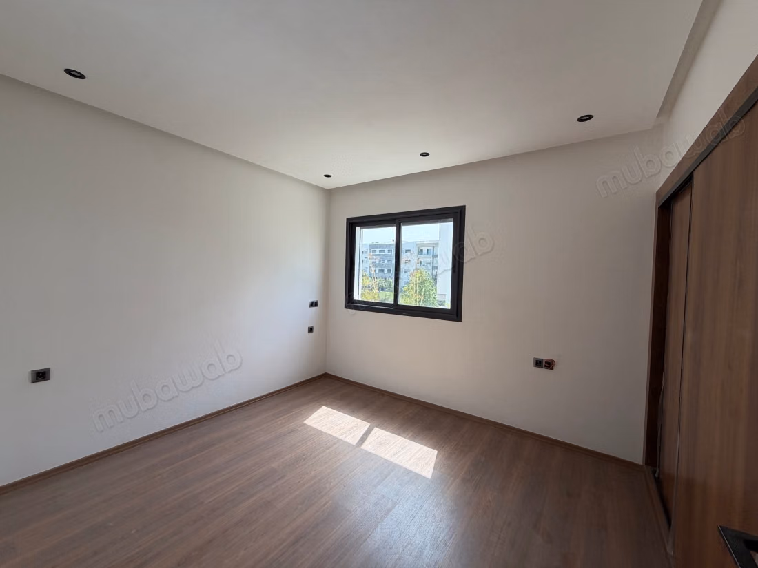Superbe appartement à vendre à Souissi. 3 chambres. Service de concierge et climatisation