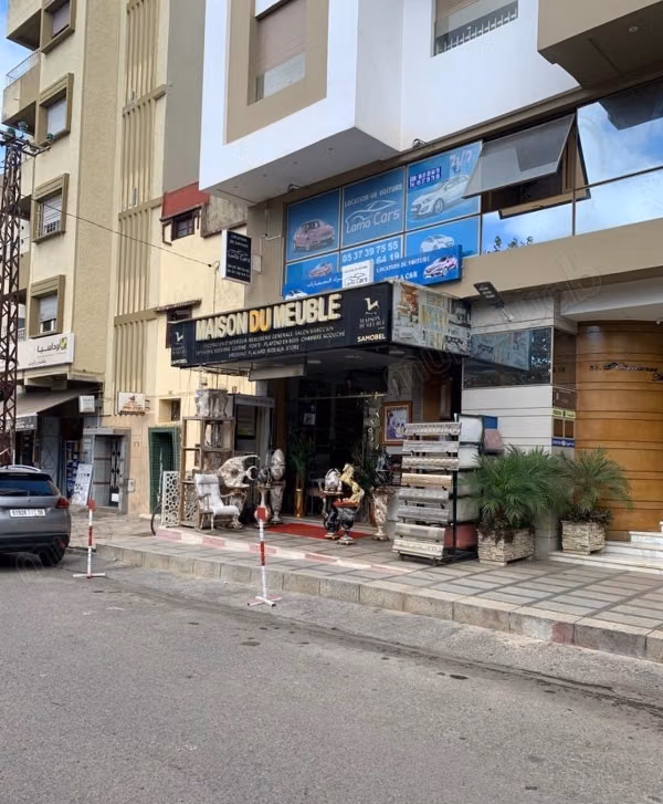 Venta de local comercial en La Ville Haute. Superficie total 73 m²