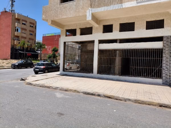Offices & shops for sale. Large area 81 m²
