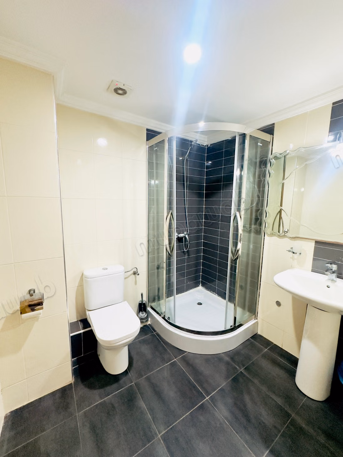 Venta de un bonito apartamento en Gauthier. 3 habitaciones grandes. Bien amueblado