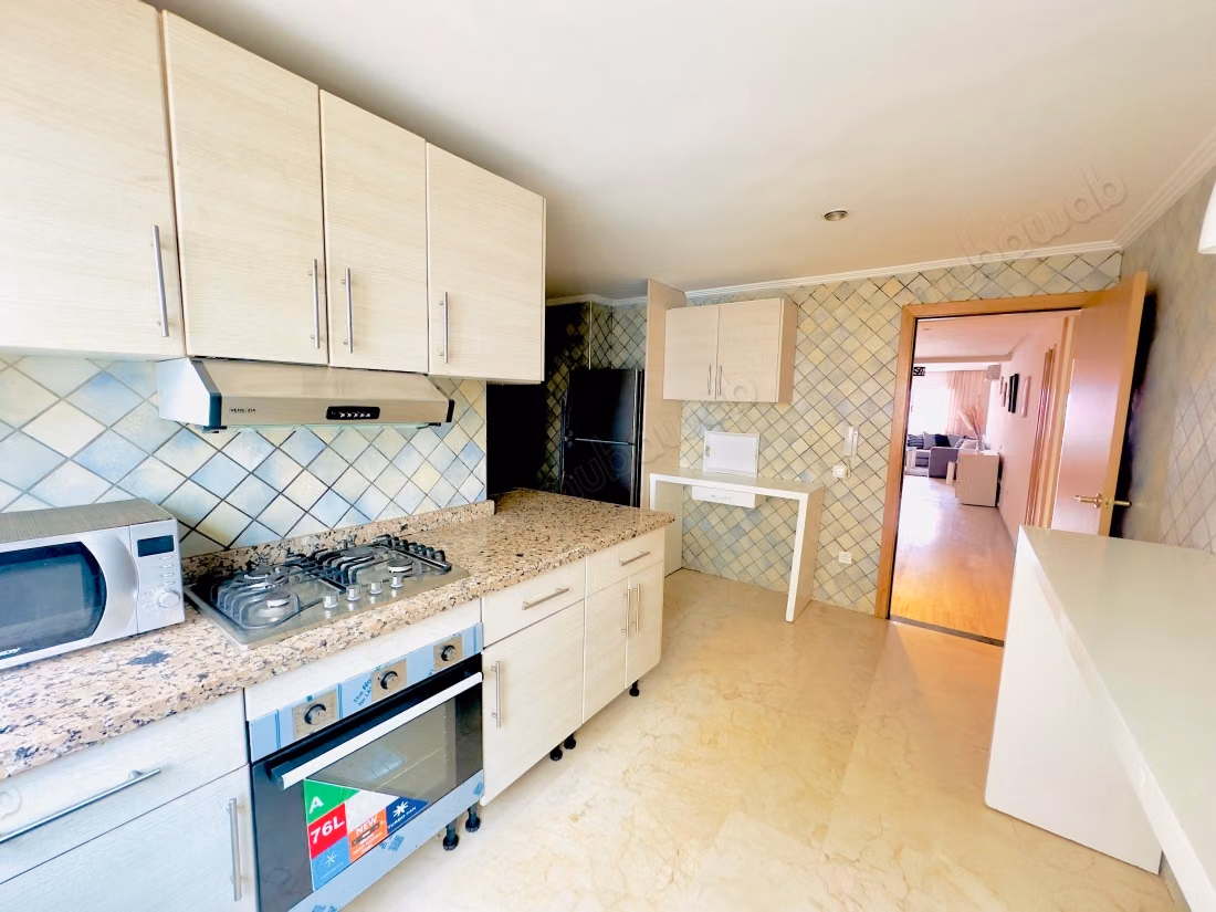 Venta de un bonito apartamento en Gauthier. 3 habitaciones grandes. Bien amueblado
