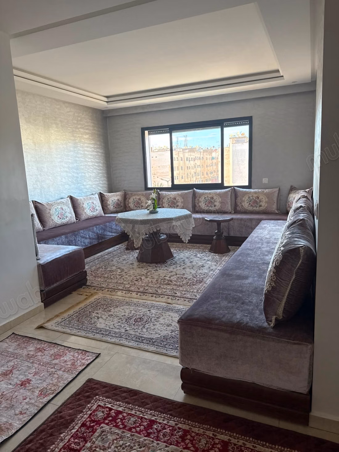 Venta de un encantador apartamento en Bernoussi. 2 habitaciones. 1 salón, cocina, baño y 1 balcón. Mobiliario