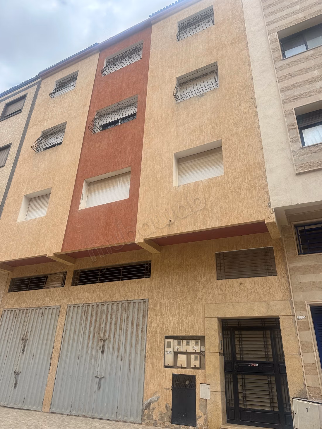 Appartement en vente à Quartier Industriel. 
6 grandes pièces. 
Porte blindée, salon marocain