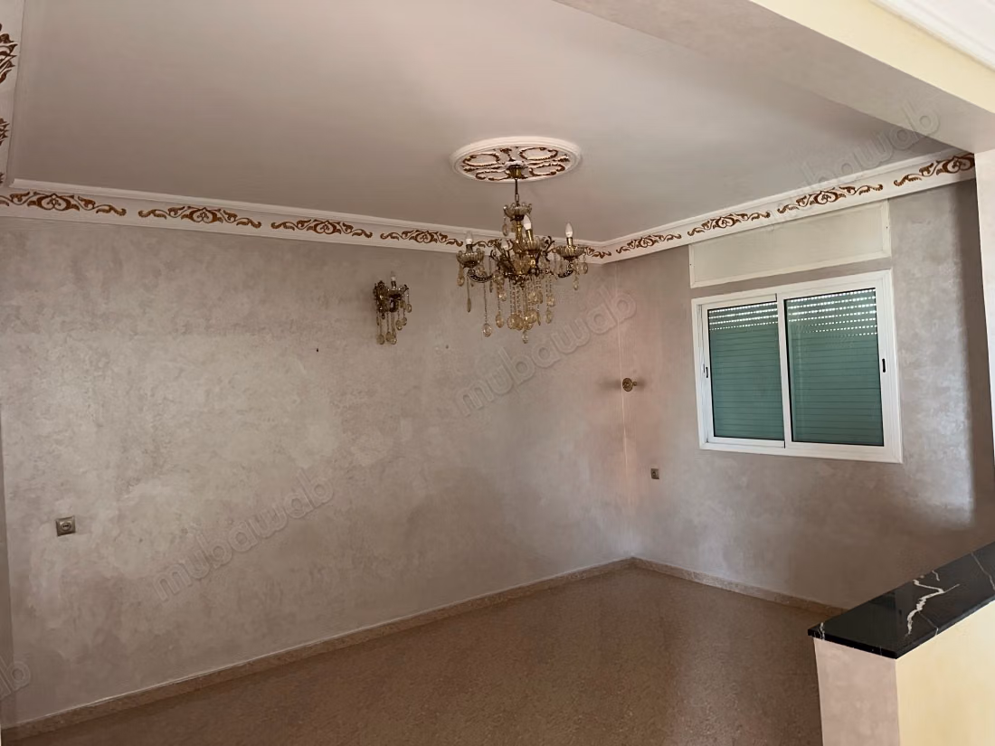 Appartement en vente à Quartier Industriel. 
6 grandes pièces. 
Porte blindée, salon marocain