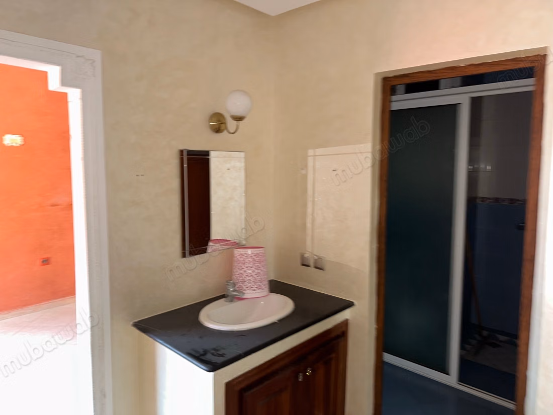 Appartement en vente à Quartier Industriel. 
6 grandes pièces. 
Porte blindée, salon marocain