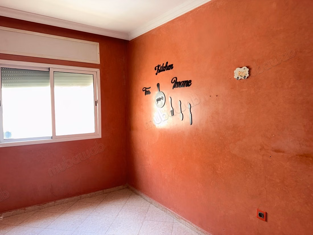 Appartement en vente à Quartier Industriel. 
6 grandes pièces. 
Porte blindée, salon marocain