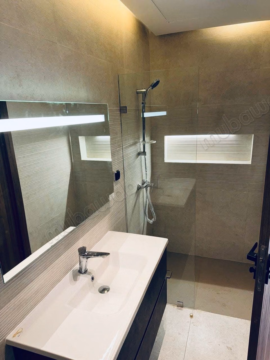 Vendita appartamento a El Menzeh. 3 camere da letto. Aria condizionata e piscina