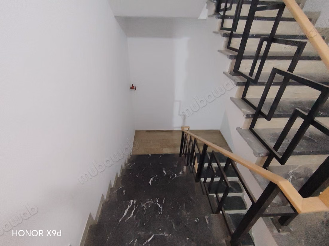 Joli appart neuf ain seba 
4 ch salon 180/m 
3 etg