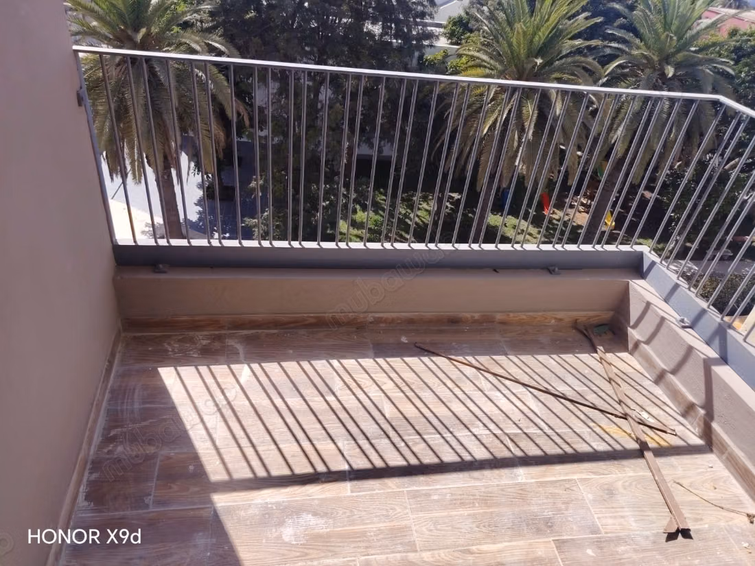 Joli appart neuf ain seba 
4 ch salon 180/m 
3 etg