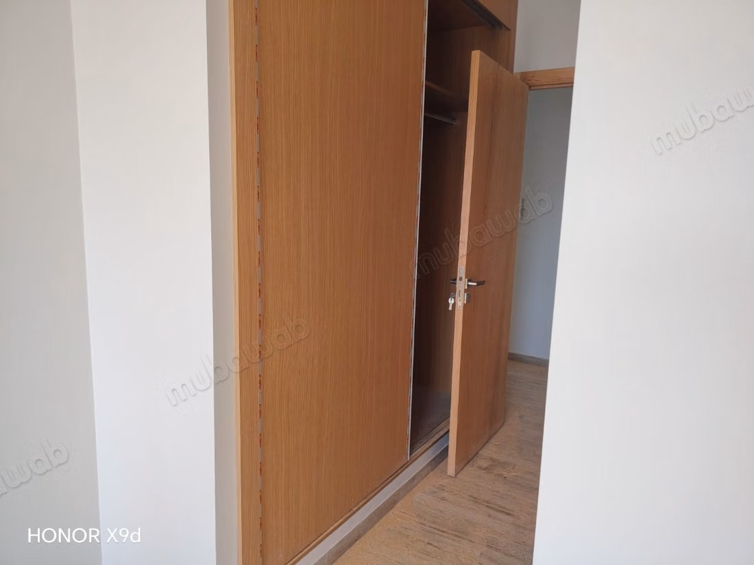 Joli appart neuf ain seba 
4 ch salon 180/m 
3 etg