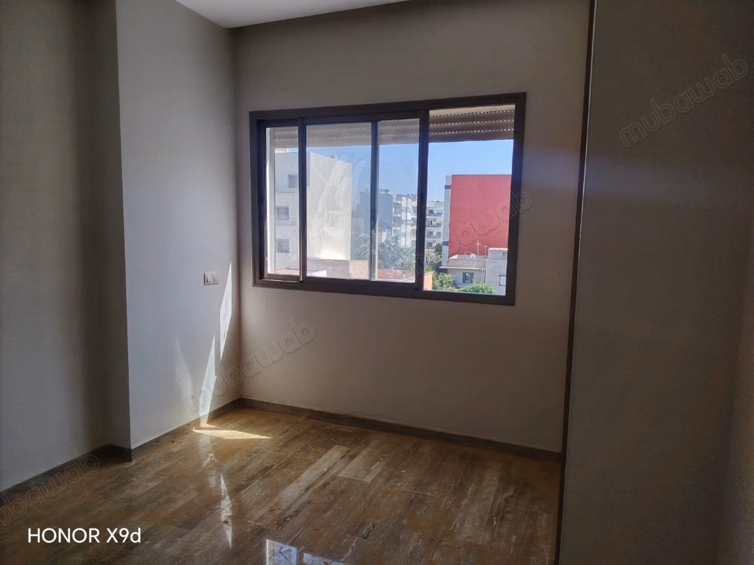 Joli appart neuf ain seba 
4 ch salon 180/m 
3 etg