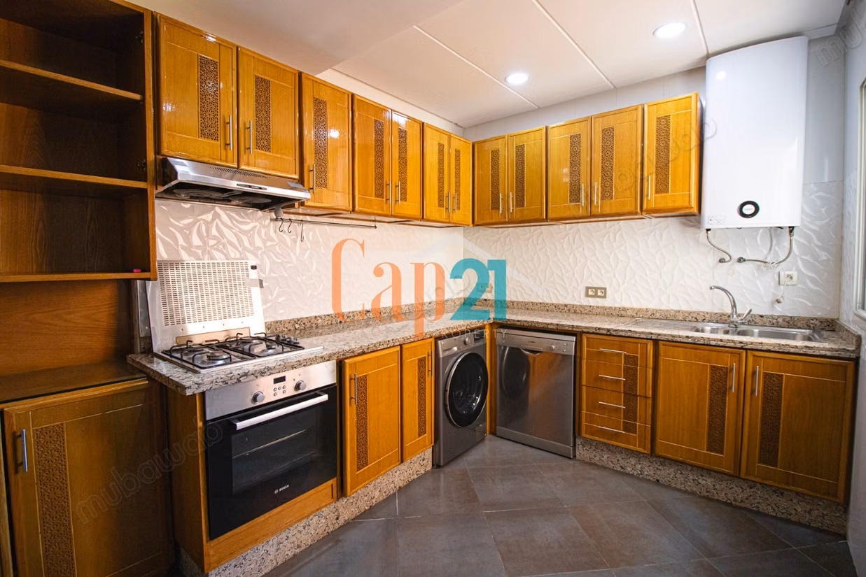 Empty apartment with 3 bedrooms for rent in the center