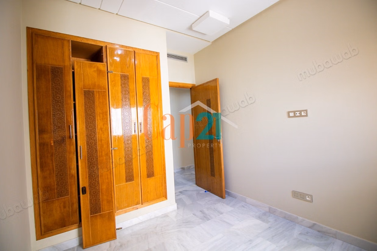 Empty apartment with 3 bedrooms for rent in the center