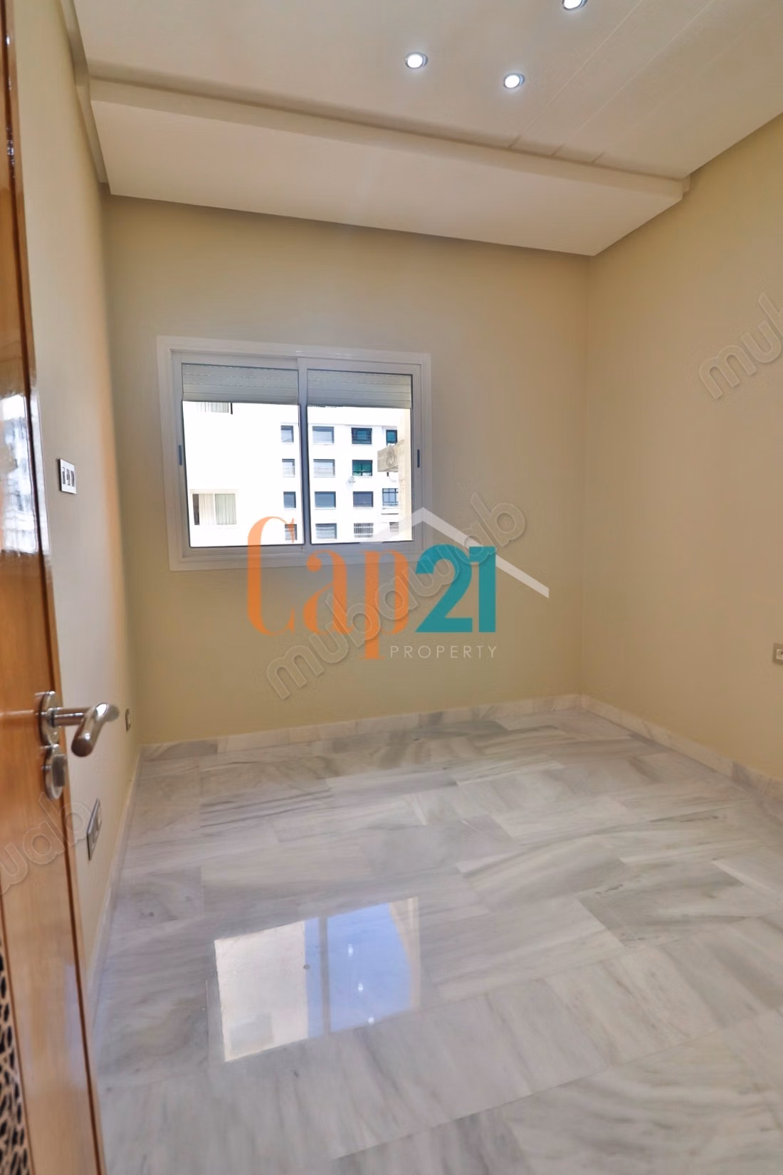 Empty apartment with 3 bedrooms for rent in the center