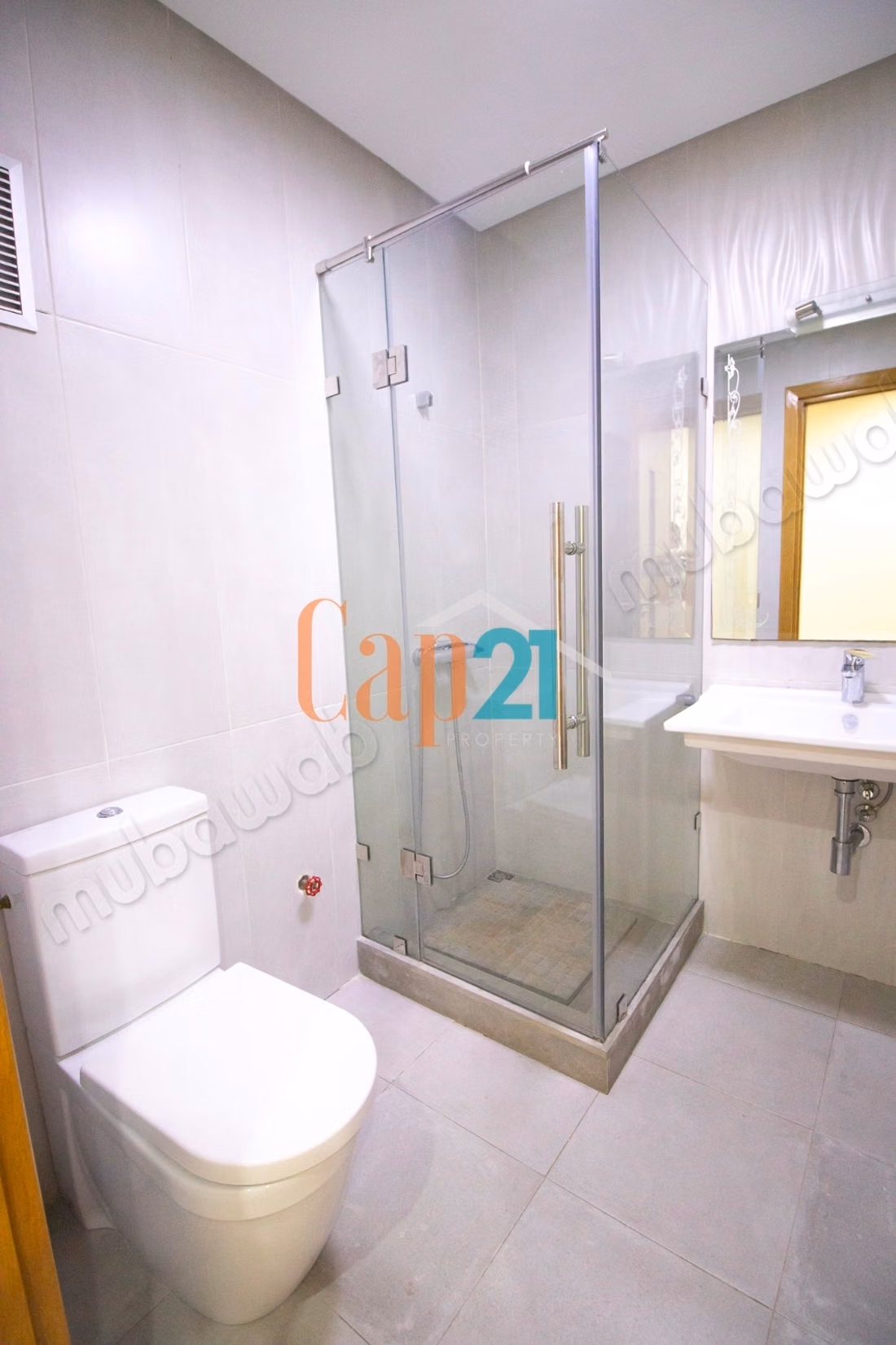 Empty apartment with 3 bedrooms for rent in the center