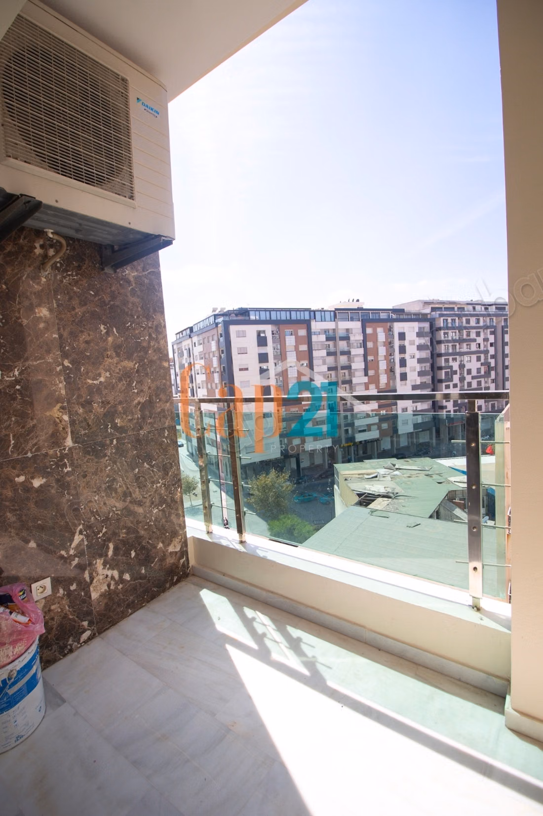 Empty apartment with 3 bedrooms for rent in the center