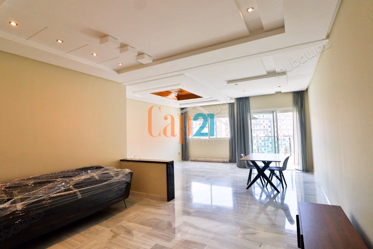 Empty apartment with 3 bedrooms for rent in the center