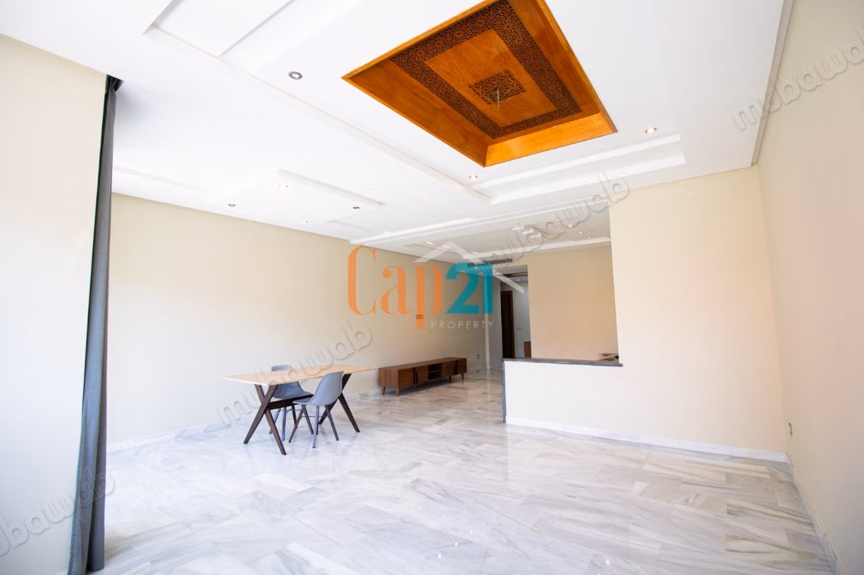 Empty apartment with 3 bedrooms for rent in the center