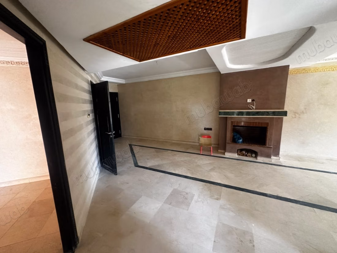 Appartamento con piscina vicino a Marjan e alla scuola Elaraki
