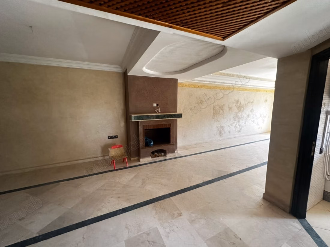 Appartamento con piscina vicino a Marjan e alla scuola Elaraki