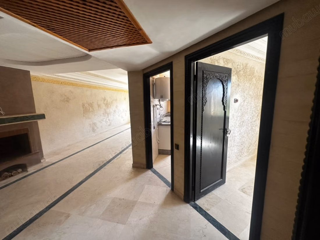 Appartamento con piscina vicino a Marjan e alla scuola Elaraki