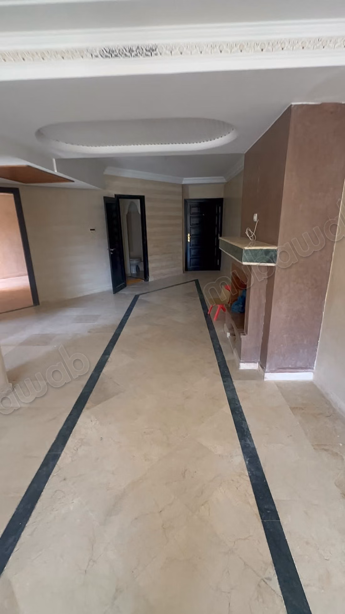Appartamento con piscina vicino a Marjan e alla scuola Elaraki