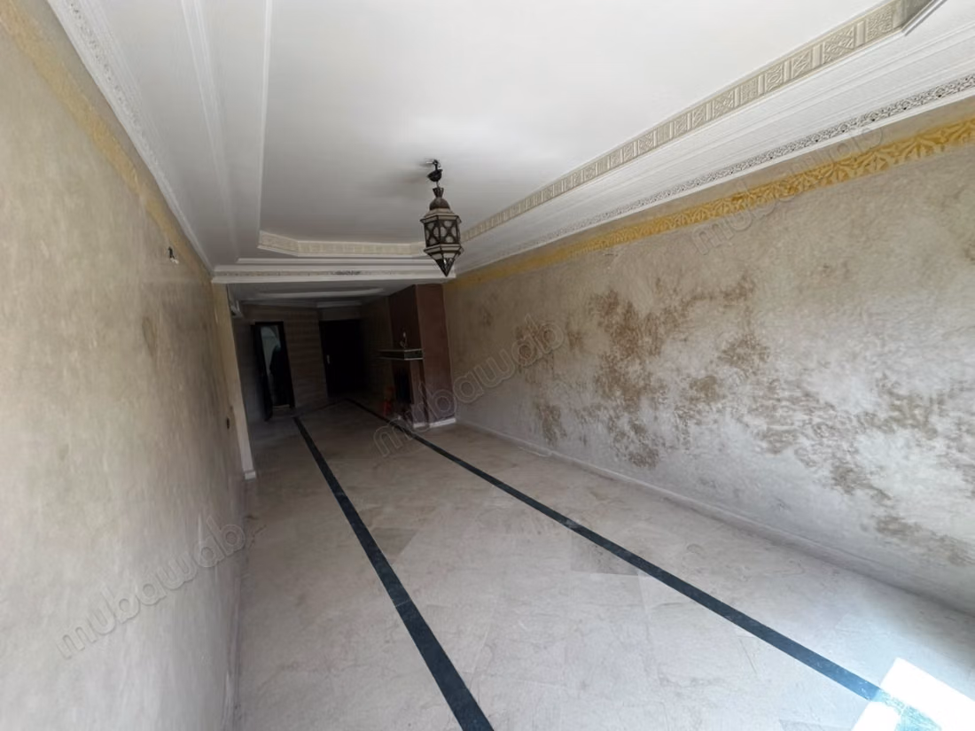 Appartamento con piscina vicino a Marjan e alla scuola Elaraki