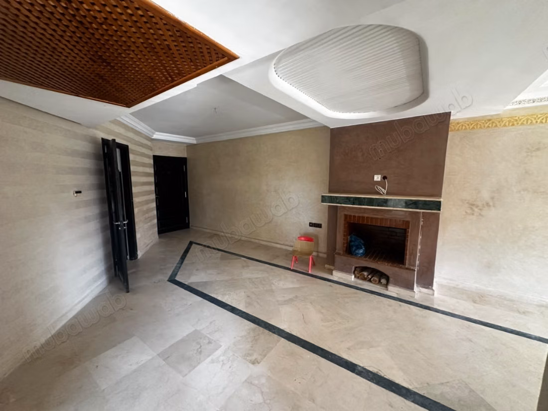 Appartamento con piscina vicino a Marjan e alla scuola Elaraki