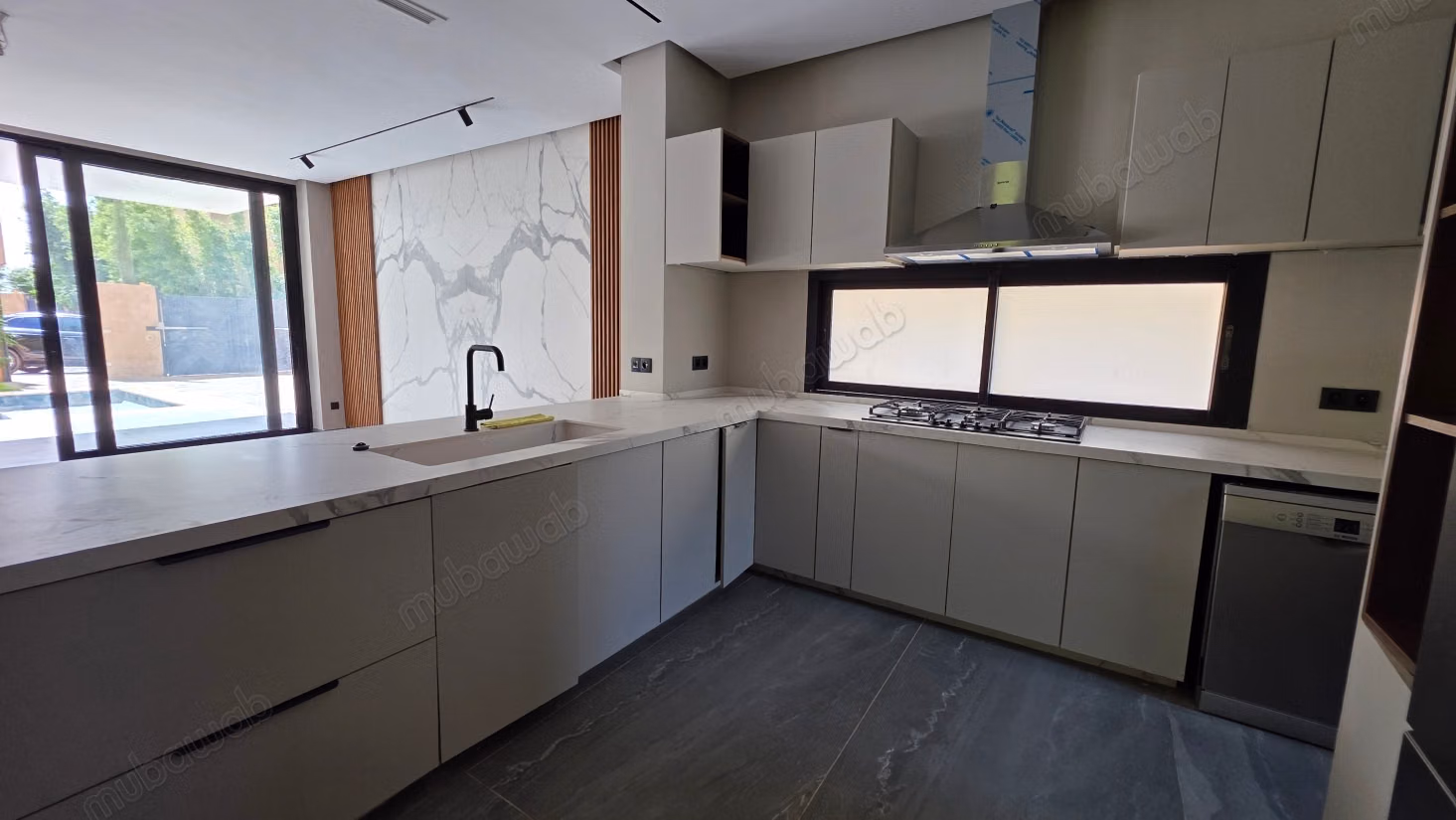 Apartment for sale on Route de l'Ourika. Area 260 m². Well-equipped kitchen