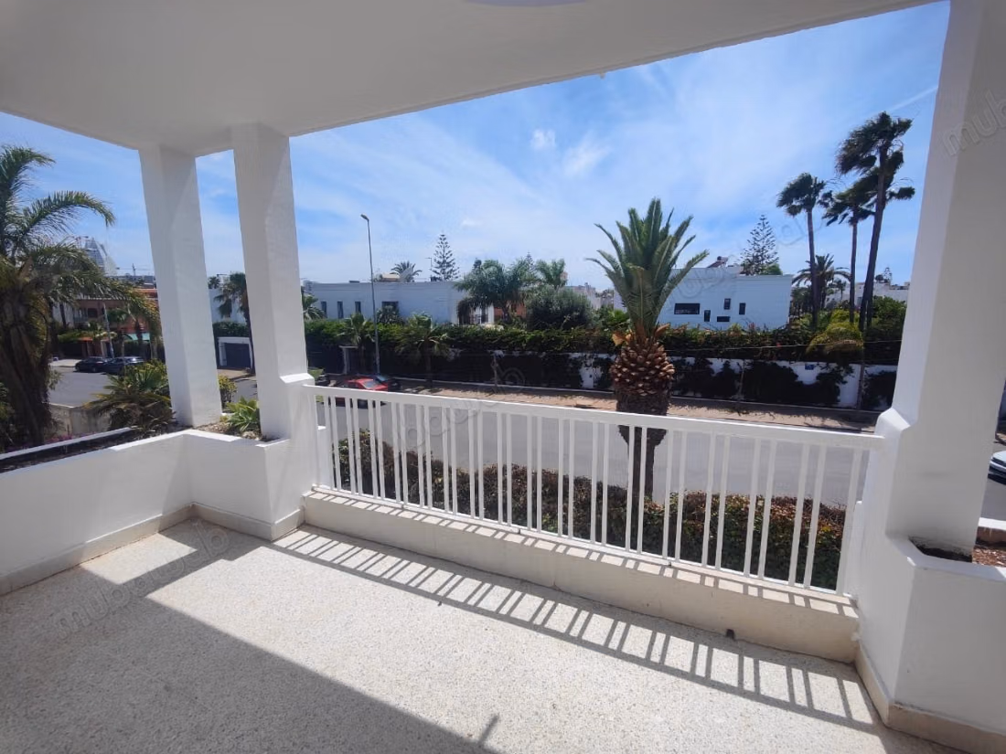 Location villa de luxe à CIL Hay Salam. 4 chambres. Belle terrasse et jardin
