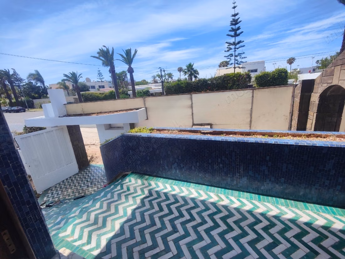 Location villa de luxe à CIL Hay Salam. 4 chambres. Belle terrasse et jardin