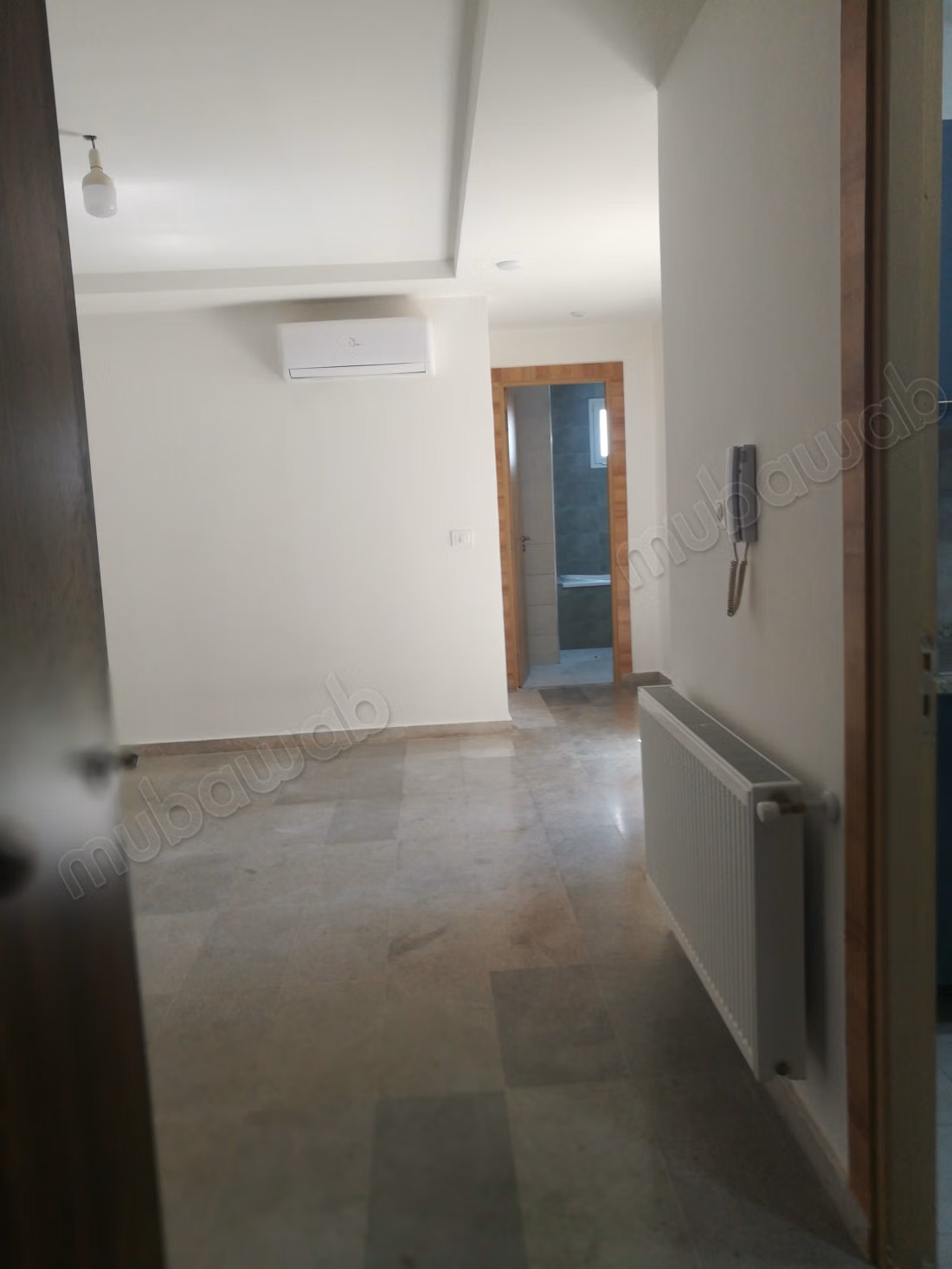 Appartement à louer à La Soukra Ville. 
2 belles chambres. 
Porte blindée, antenne parabolique