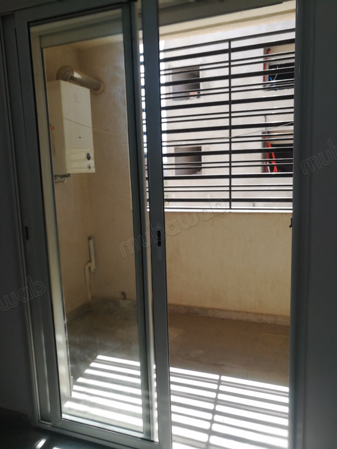 Appartement à louer à La Soukra Ville. 
2 belles chambres. 
Porte blindée, antenne parabolique
