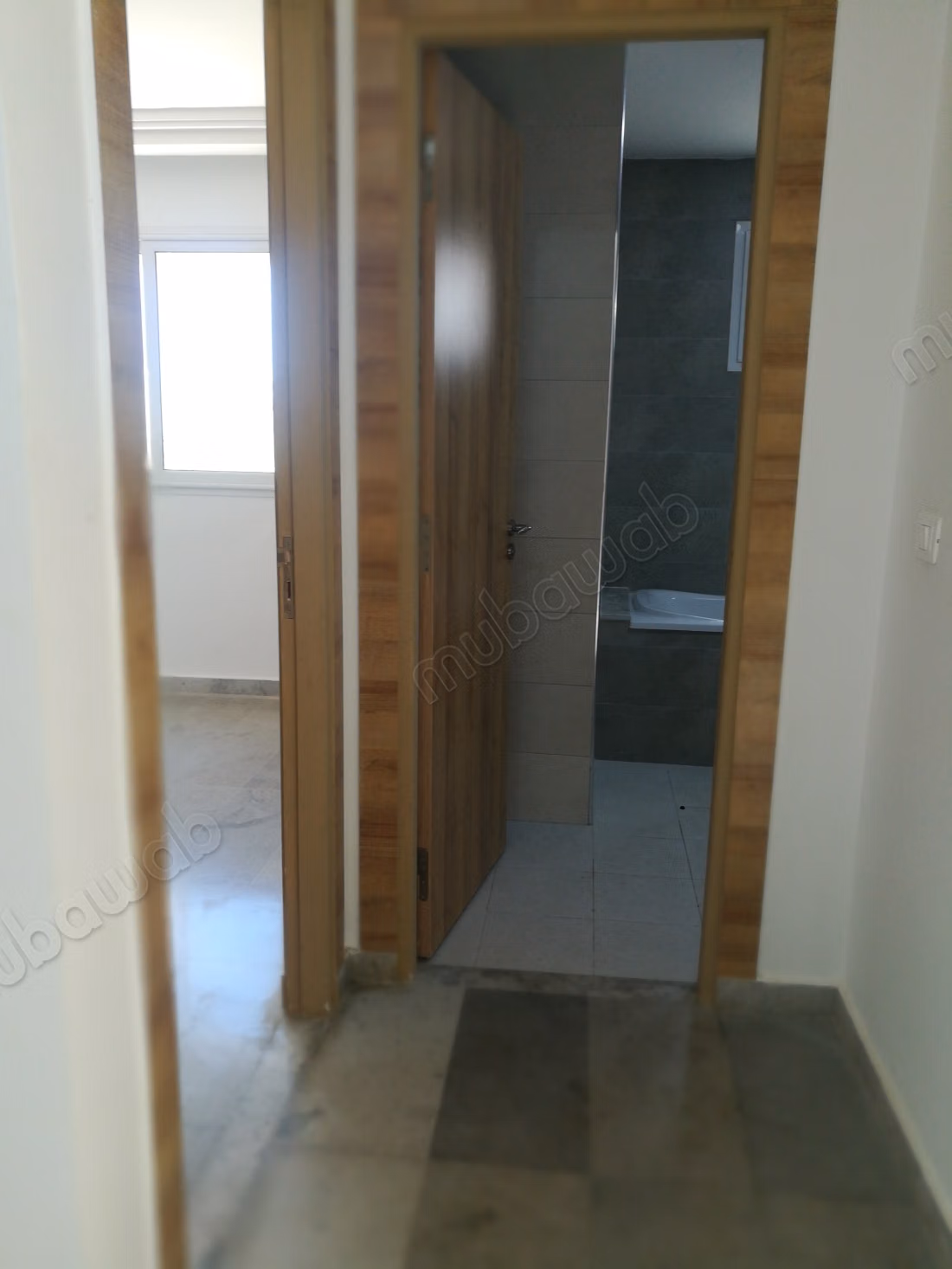 Appartement à louer à La Soukra Ville. 
2 belles chambres. 
Porte blindée, antenne parabolique