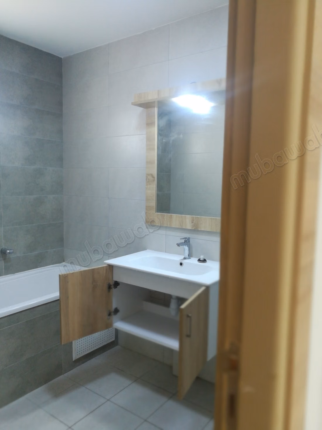Appartement à louer à La Soukra Ville. 
2 belles chambres. 
Porte blindée, antenne parabolique